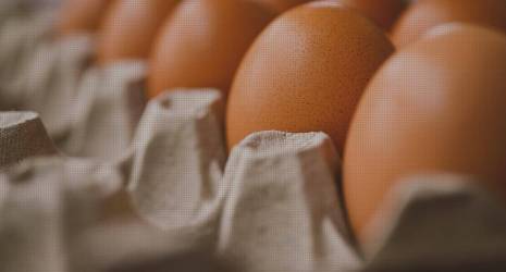 ¿Cuál es la influencia del pH de los alimentos en la liberación de aluminio de los envases?