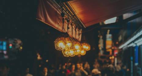 ¿Cuál es la importancia de la iluminación al destacar elementos de hierro en la decoración?