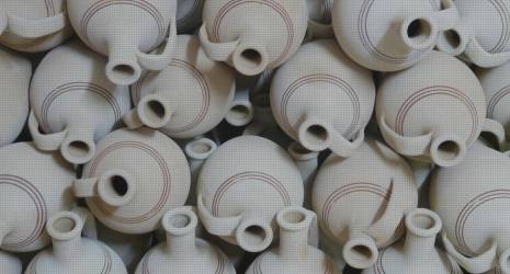 ¿Cómo afecta la salinidad en el mantenimiento de los muebles de aluminio?